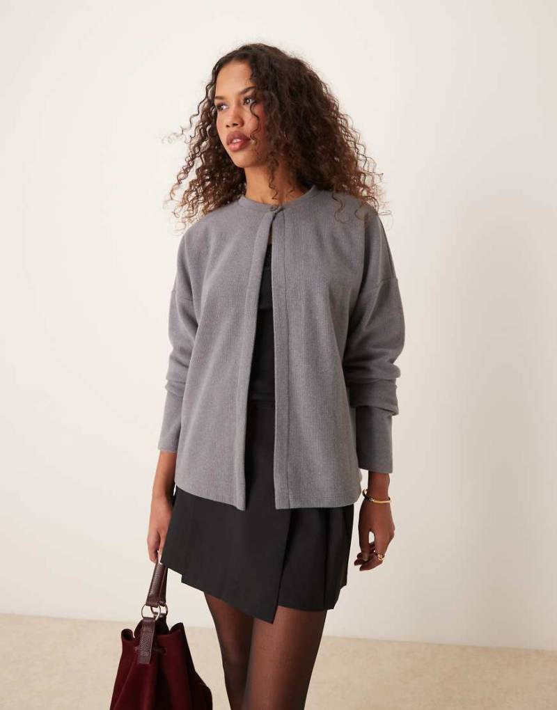 ASOS DESIGN - Sehr weiche Boxy-Fit-Strickjacke in meliertem Grau mit einem Knopf von ASOS DESIGN