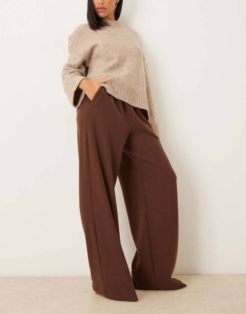 ASOS DESIGN - Sehr weiche Oversize-Jogginghose in Kaffeebraun mit Barrell-Passform-Brown von ASOS DESIGN