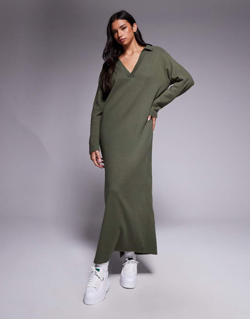 ASOS DESIGN - Sehr weiches Midi-Polokleid in Khaki mit V-Ausschnitt-Grün von ASOS DESIGN