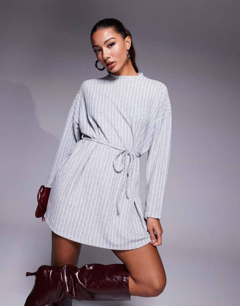 ASOS DESIGN - Sehr weiches Minikleid in Grau mit A-Linien-Schnitt, Taillengürtel und breiter Rippenstruktur von ASOS DESIGN