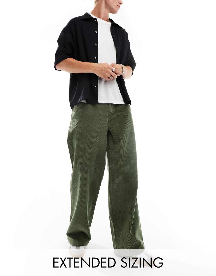 ASOS DESIGN - Sehr weit geschnittene Cordhose in Khaki-Grün ASOS DESIGN - Sehr weit geschnittene Cordhose in Khaki-Grün von ASOS DESIGN