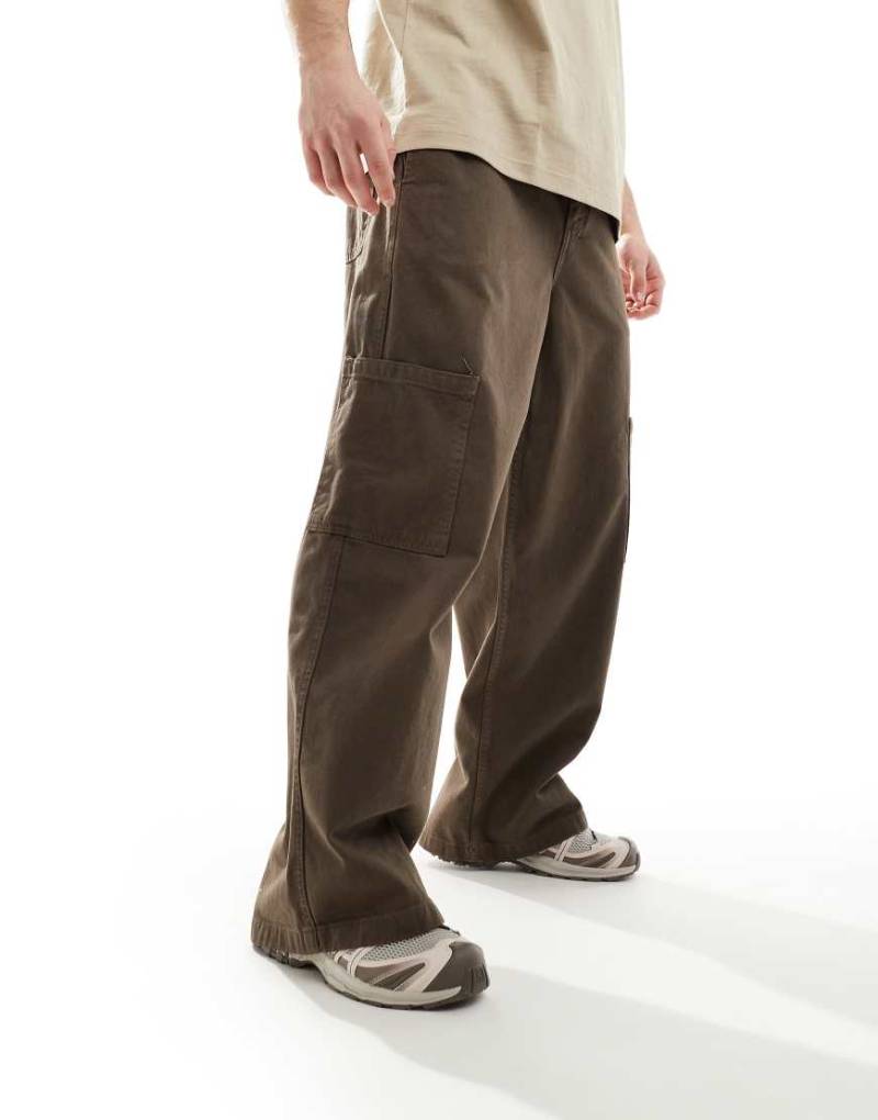 ASOS DESIGN - Sehr weite Cargohose in Braun von ASOS DESIGN