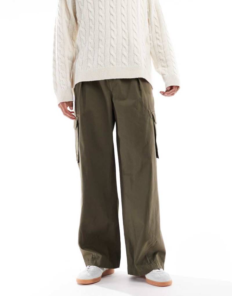 ASOS DESIGN - Loose-Fit-Cargohose zum Überziehen in Khaki mit Bundfalten-Grün von ASOS DESIGN
