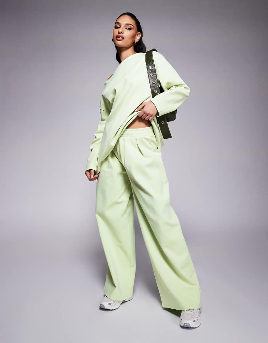 ASOS DESIGN - Sehr weite Hose aus Interlock in Pastellgrün, Kombiteil-Braun ASOS DESIGN - Sehr weite Hose aus Interlock in Pastellgrün, Kombiteil-Braun von ASOS DESIGN