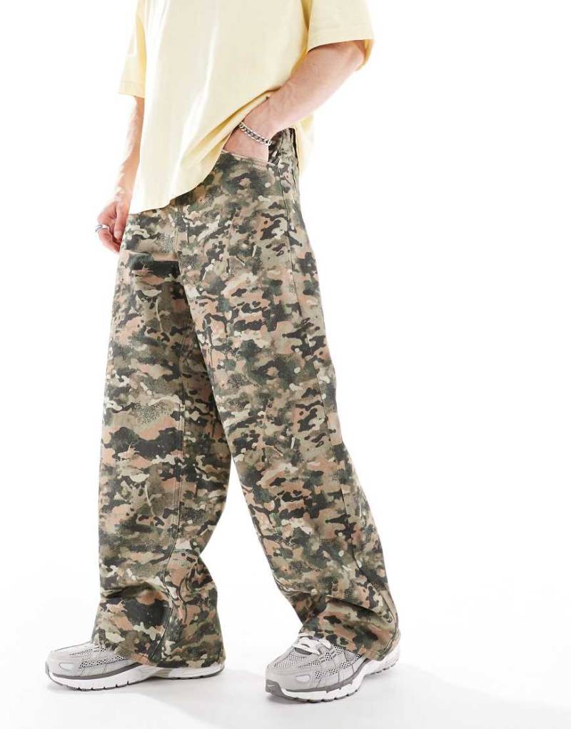 ASOS DESIGN - Superweite Hose mit Military-Muster-Bunt von ASOS DESIGN