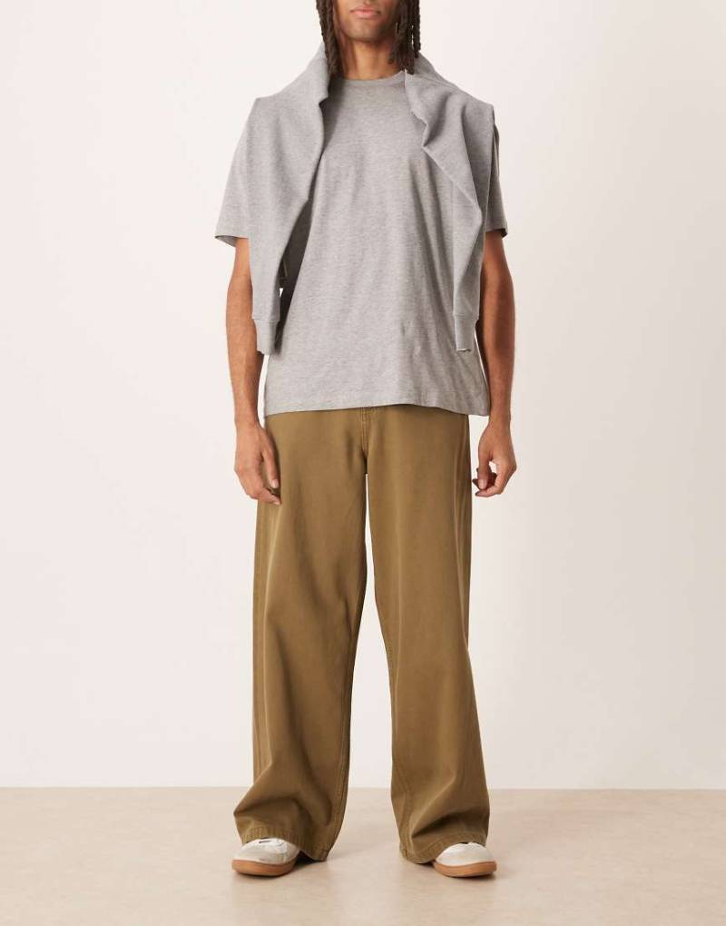 ASOS DESIGN - Locker geschnittene Jeans in verwaschenem Braun-Brown von ASOS DESIGN