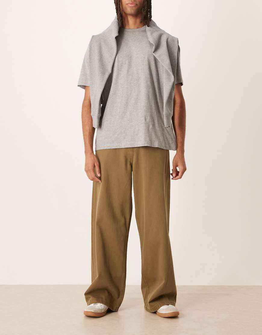 ASOS DESIGN - Locker geschnittene Jeans in verwaschenem Braun-Brown von ASOS DESIGN