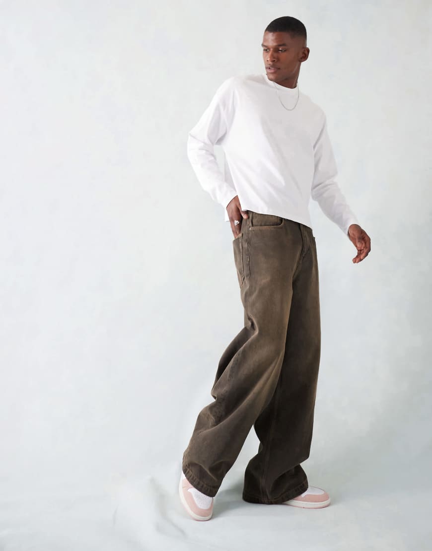 ASOS DESIGN - Sehr weite Jeans in brauner Waschung von ASOS DESIGN