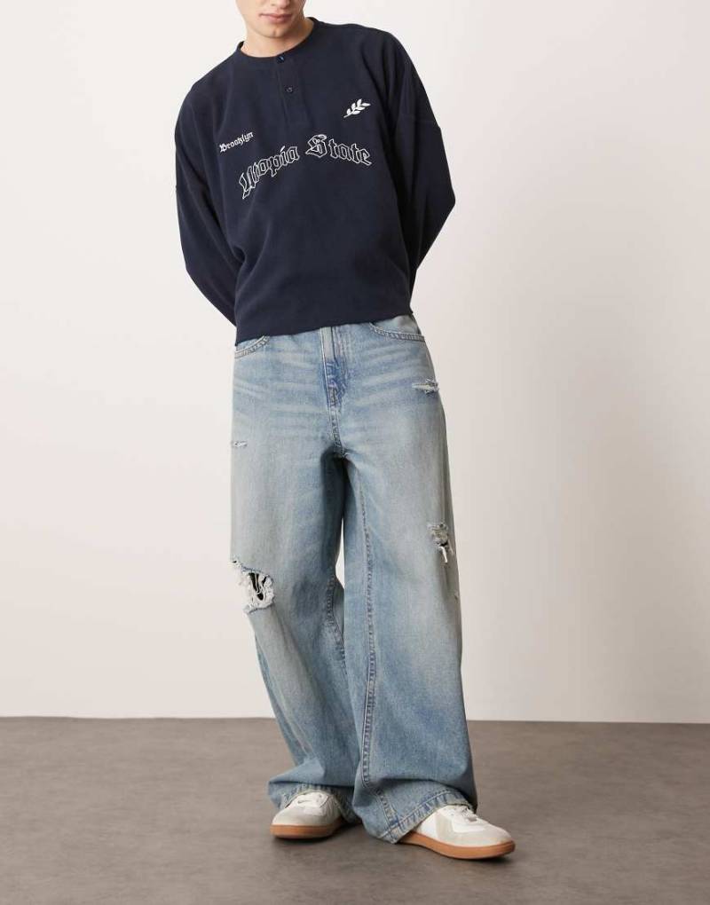 ASOS DESIGN - Sehr weite Jeans in hellblauer Vintage-Waschung mit Zierrissen von ASOS DESIGN