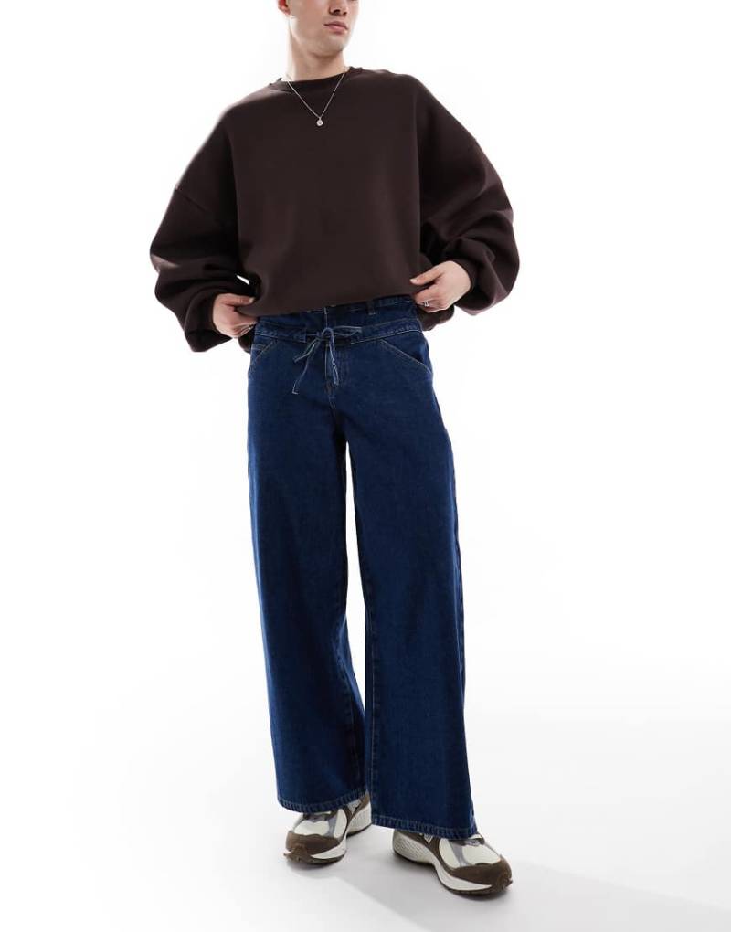 ASOS DESIGN - Sehr weite Jeans in mittelblauer Waschung mit Doppelbund von ASOS DESIGN