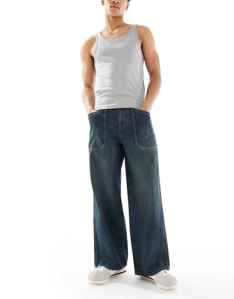 ASOS DESIGN - Sehr weite Jeans in verwaschenem Dunkelblau mit grüner Tönung von ASOS DESIGN