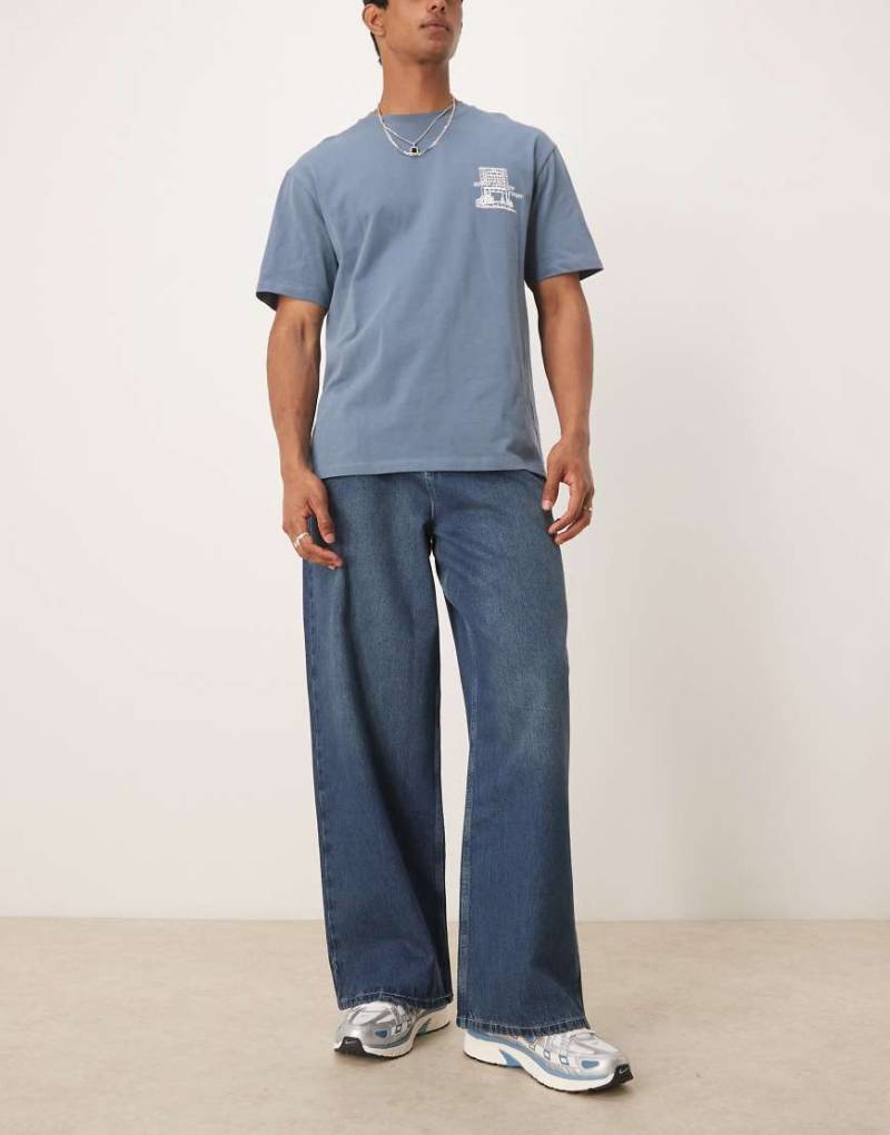 ASOS DESIGN - Sehr weite Jeans mit Faltendetails und Indigo-Waschung-Blau von ASOS DESIGN