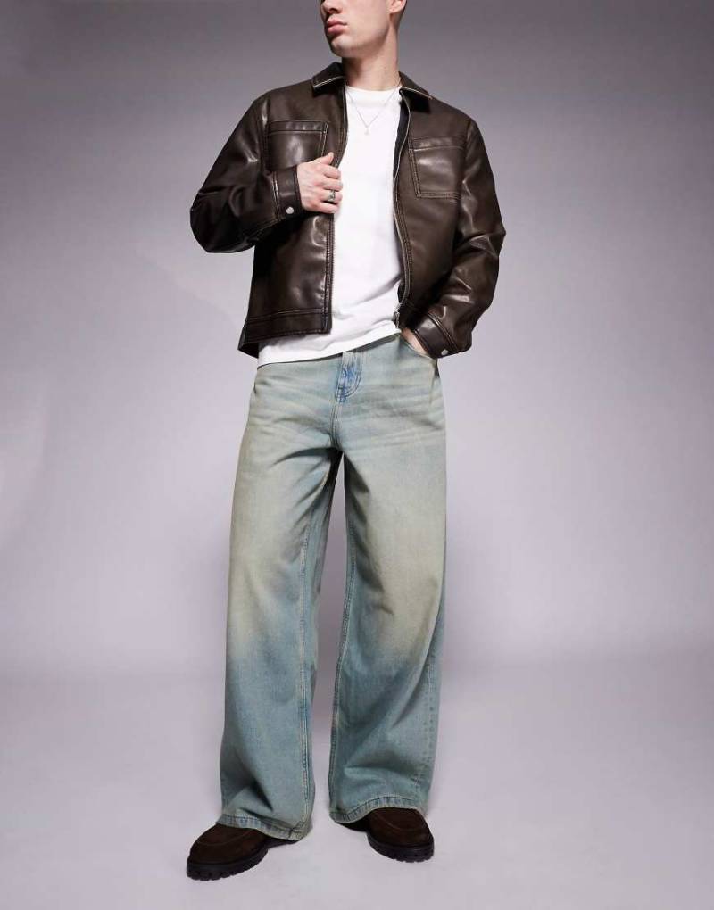 ASOS DESIGN - Sehr weite Jeans mit Farbstich-Blau von ASOS DESIGN