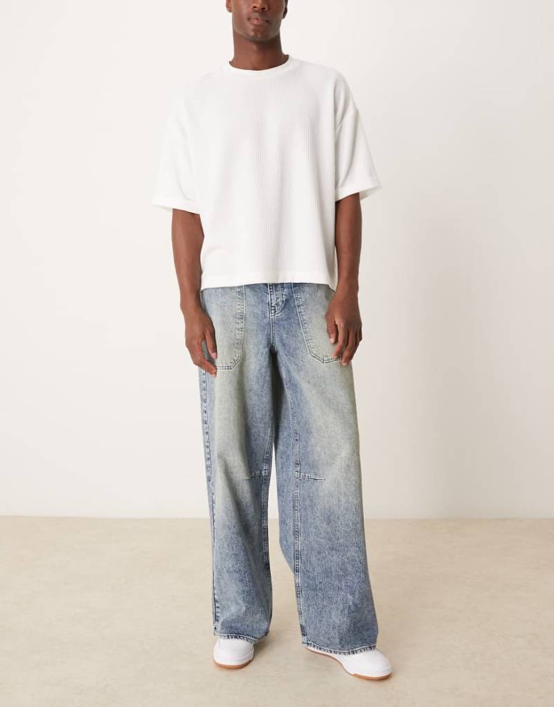 ASOS DESIGN - Sehr weite Jeans mit blauer Dirty-Tönung und überdimensionalen Gesäßtaschen von ASOS DESIGN
