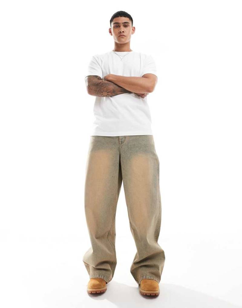 ASOS DESIGN - Sehr weite Jeans mit orangem Farbstich von ASOS DESIGN