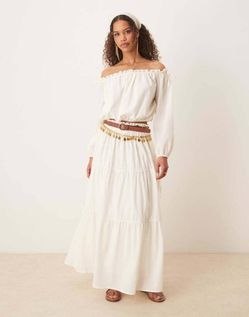 ASOS DESIGN - Seitlich gebundener, gestufter Boho-Maxirock in Ecru-Weiß von ASOS DESIGN
