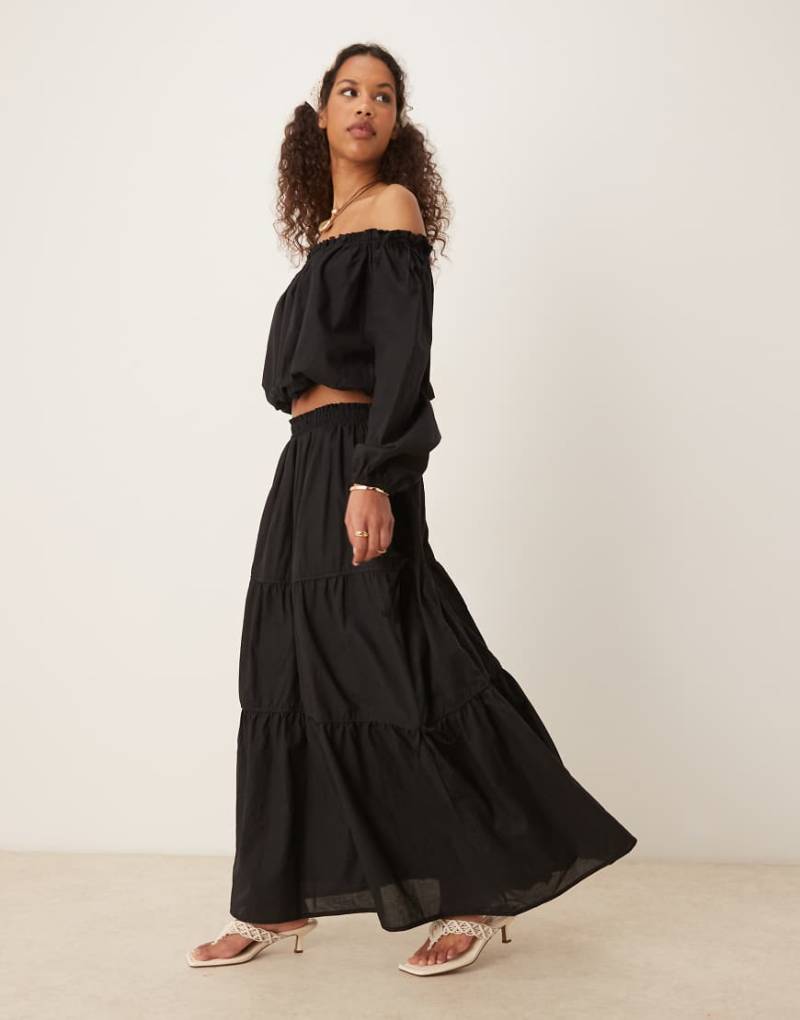 ASOS DESIGN - Seitlich gebundener, gestufter Boho-Maxirock in Schwarz von ASOS DESIGN