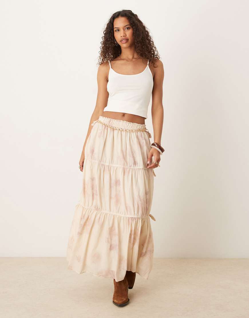 ASOS DESIGN - Seitlich gebundener, gestufter Boho-Maxirock mit Blumenprint-Bunt von ASOS DESIGN