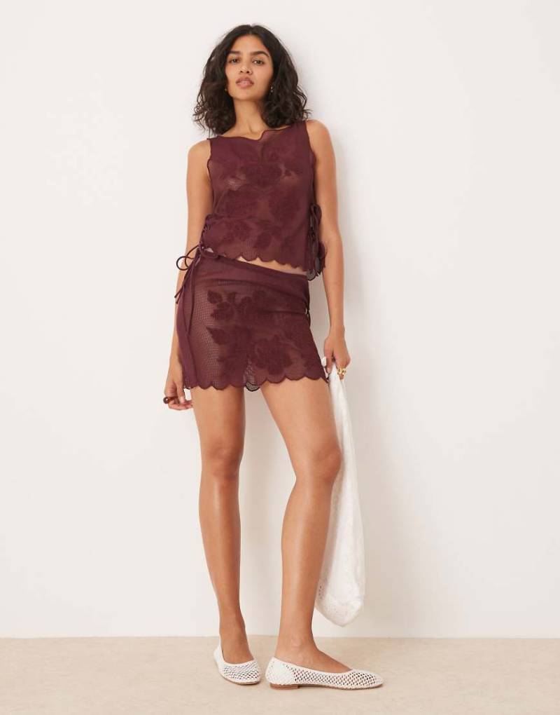 ASOS DESIGN - Seitlich gebundener Minirock aus Netzstoff in Schokobraun, Kombiteil-Rot von ASOS DESIGN