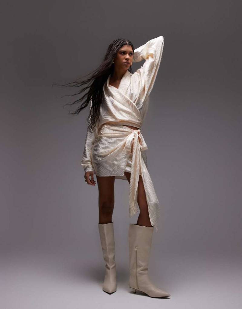 ASOS DESIGN - Seitlich gebundener Minirock in Ecru aus Satinjacquard-Keine Farbe von ASOS DESIGN