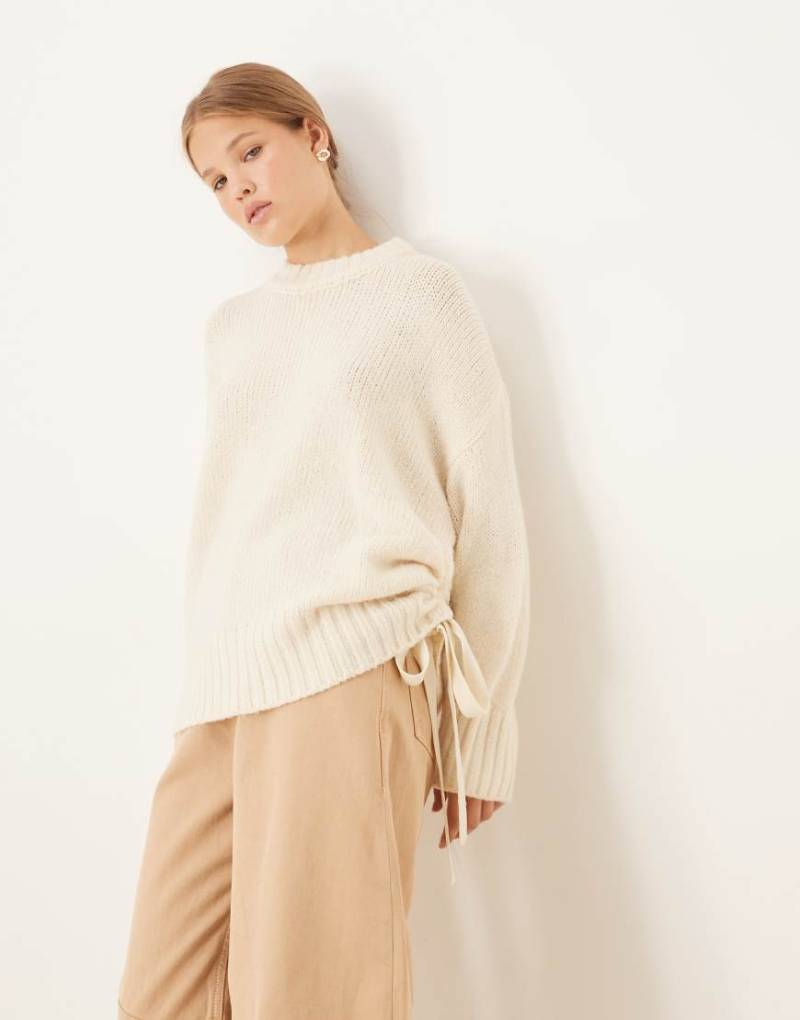 ASOS DESIGN - Seitlich gebundener und geraffter Pullover in Creme-Weiß von ASOS DESIGN