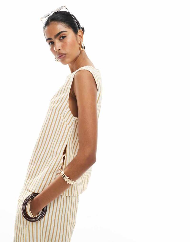 ASOS DESIGN - Seitlich gebundenes, kastiges Oberteil mit braunen Streifen, Kombiteil ASOS DESIGN - Seitlich gebundenes, kastiges Oberteil mit braunen Streifen, Kombiteil von ASOS DESIGN
