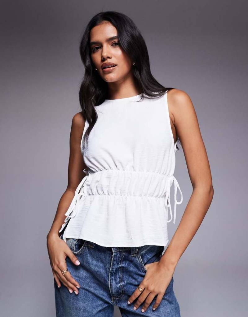 ASOS DESIGN - Seitlich gebundenes Oberteil in Weiß mit gerafftem Detail von ASOS DESIGN
