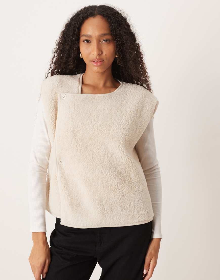 ASOS DESIGN - Seitlich geknöpfte Weste aus Teddyfell in Creme-Weiß von ASOS DESIGN