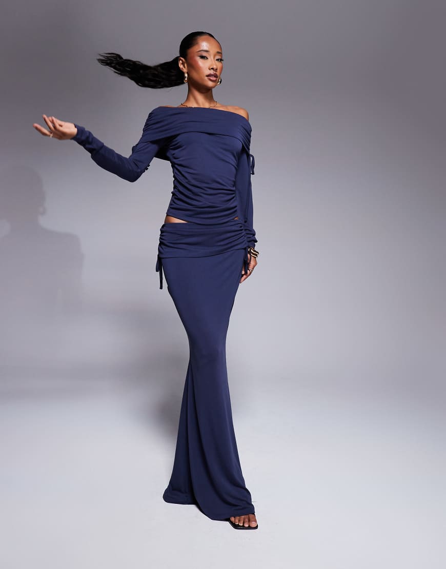 ASOS DESIGN - Weicher Maxirock in Tintenblau mit umgeschlagenem Bund, Schwalbenschwanz und seitlicher Raffung ASOS DESIGN - Weicher Maxirock in Tintenblau mit umgeschlagenem Bund, Schwalbenschwanz und seitlicher Raffung von ASOS DESIGN