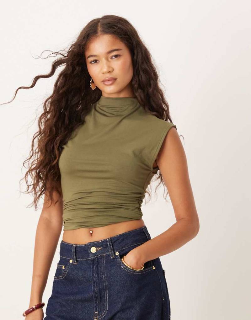 ASOS DESIGN - Seitlich gerafftes Longline-Oberteil in Khaki aus Modal mit Pfirsichhaut-Haptik-Grün von ASOS DESIGN