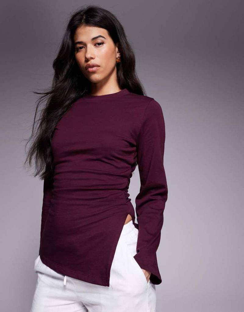 ASOS DESIGN - Seitlich tailliertes, asymmetrisches Shirt in Weinrot von ASOS DESIGN