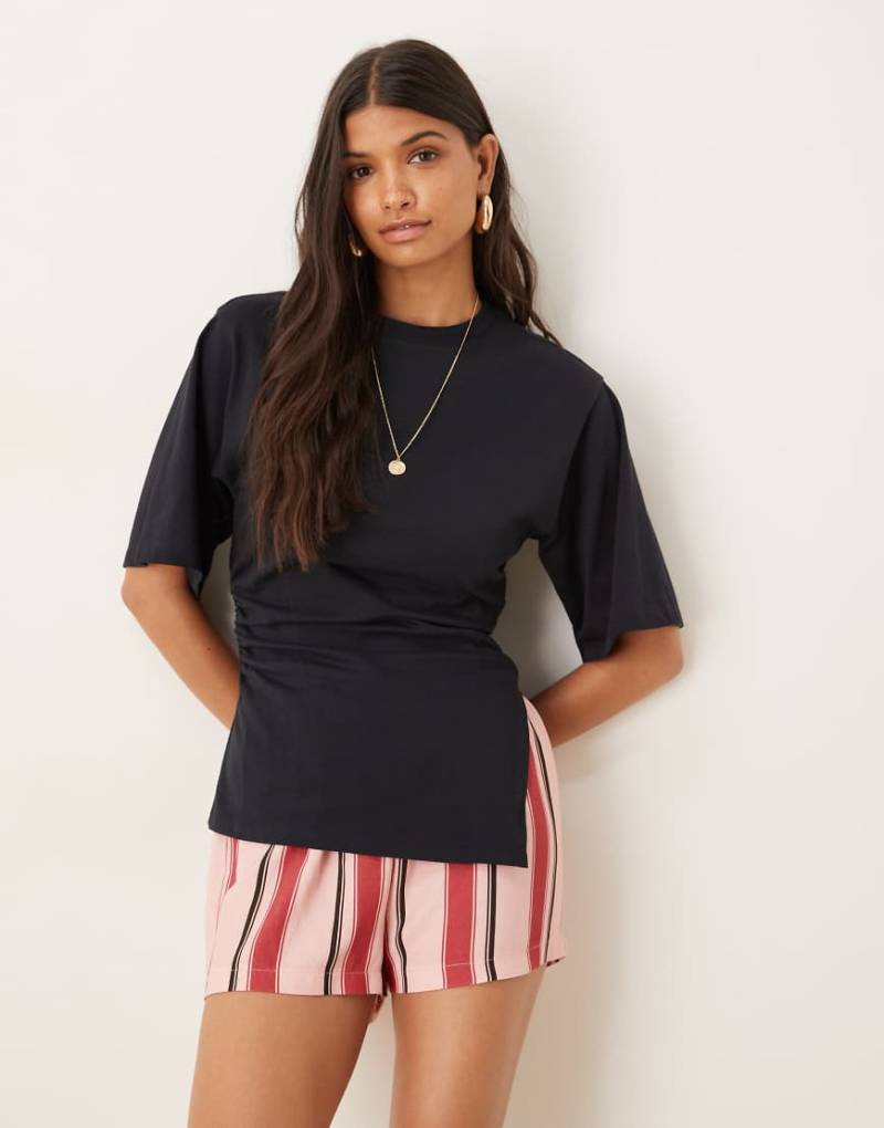 ASOS DESIGN - Seitlich tailliertes T-Shirt in Marineblau mit asymmetrischem Saum von ASOS DESIGN