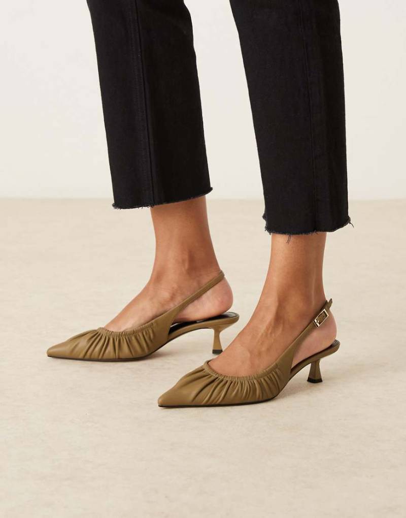 ASOS DESIGN - Serenity - Geraffte Slingback-Schuhe in Khaki mit Kitten-Absatz-Grün von ASOS DESIGN