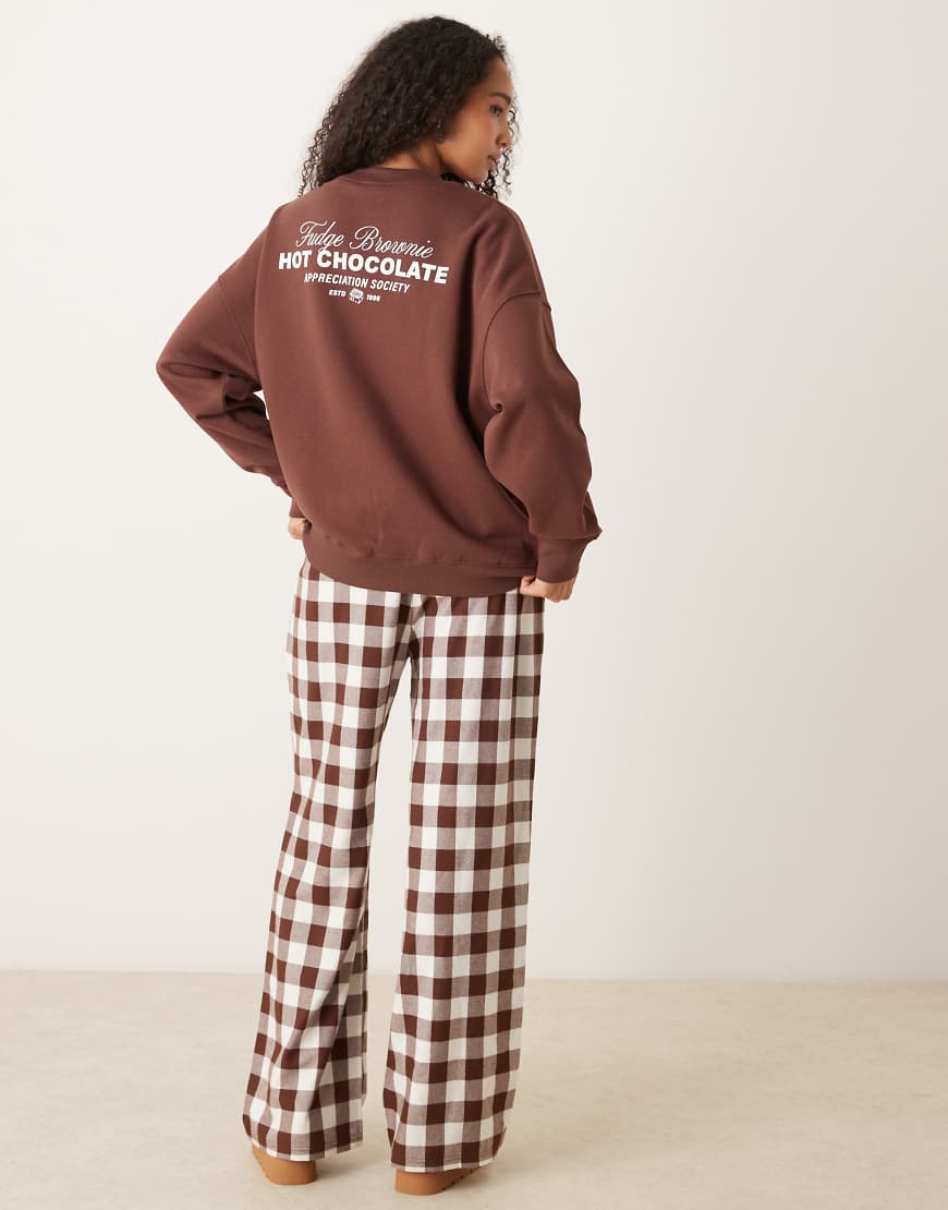 ASOS DESIGN - Set aus Hose und Pullover mit weitem Bein und „Hot Chocolate"-Print-Brown von ASOS DESIGN