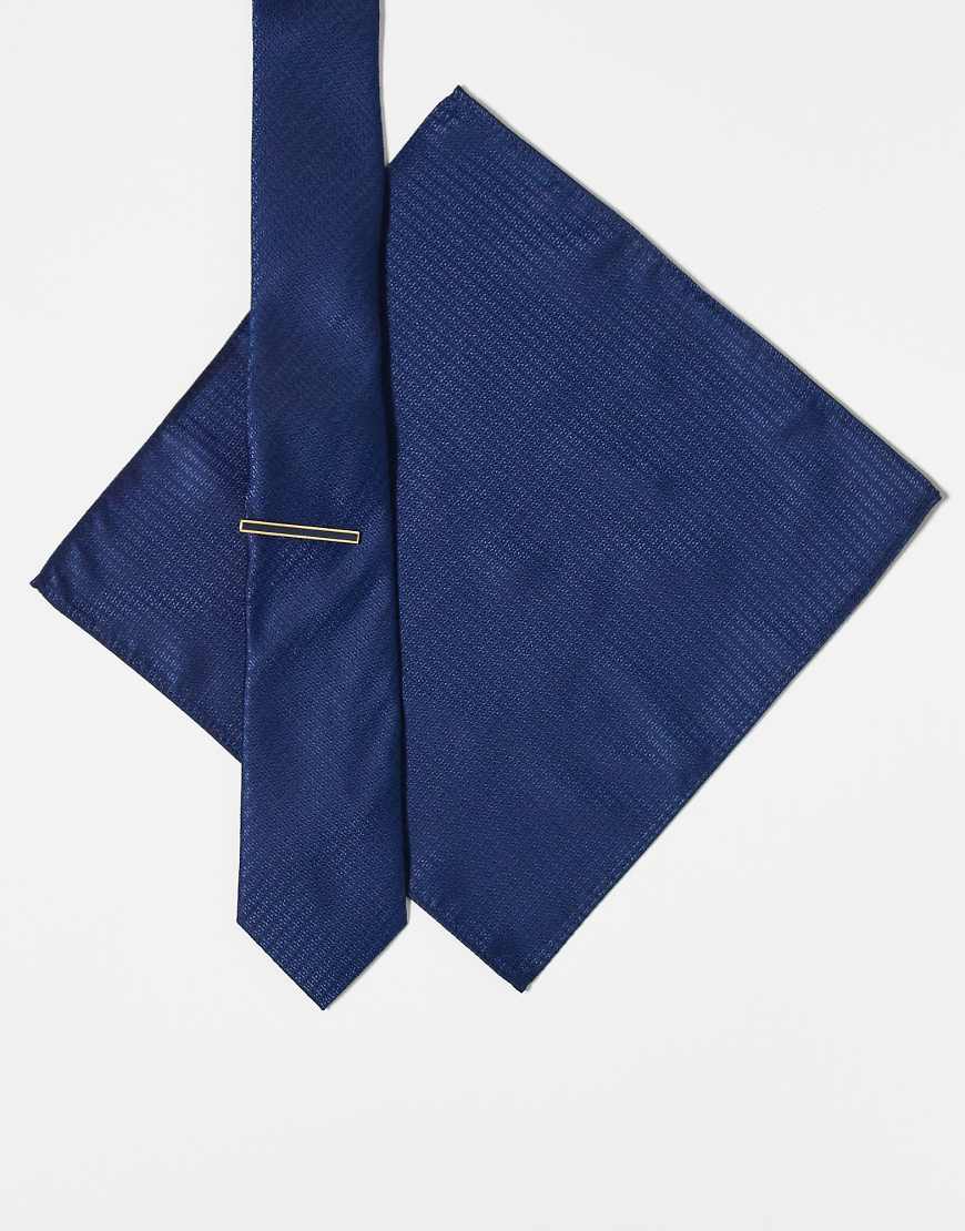 ASOS DESIGN - Set aus Satin in Marineblau mit strukturierter Krawatte mit Krawattennadel und Einstecktuch von ASOS DESIGN