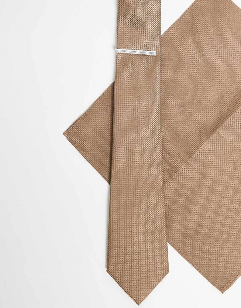 ASOS DESIGN - Set aus strukturiertem Satin in Beige mit Krawatte mit Krawattennadel und Einstecktuch-Brown von ASOS DESIGN