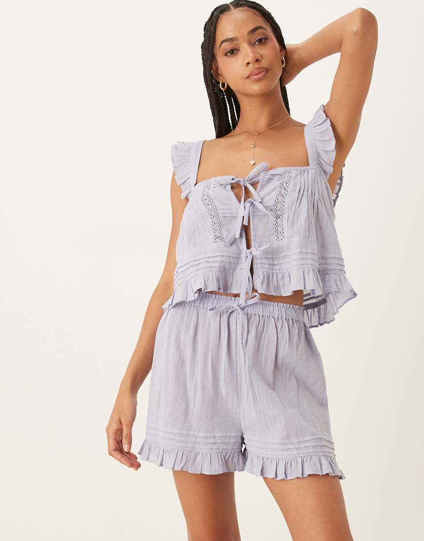 ASOS DESIGN - Pyjama in Lila mit vorne gebundenem Rüschen-Camisole und Shorts in Staublila von ASOS DESIGN