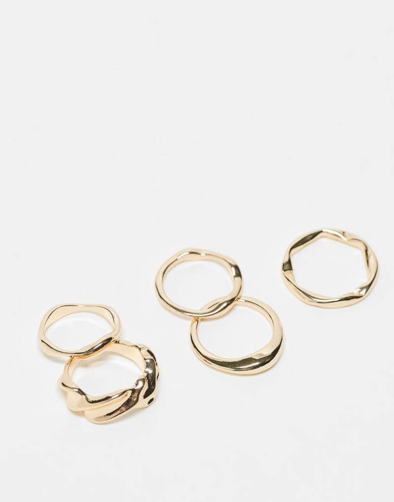 ASOS DESIGN - Set mit 5 goldfarbenen Ringen im geschmolzenen Design von ASOS DESIGN