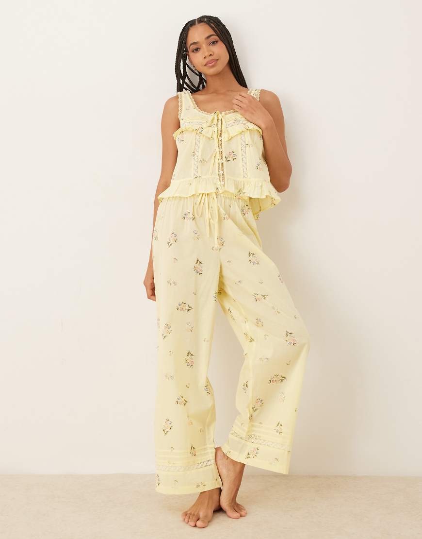 ASOS DESIGN - Set mit Blümchenmuster in Zitronengelb bestehend aus Camisole mit Rüschen und Knopfleiste und Hose ASOS DESIGN - Set mit Blümchenmuster in Zitronengelb bestehend aus Camisole mit Rüschen und Knopfleiste und Hose von ASOS DESIGN
