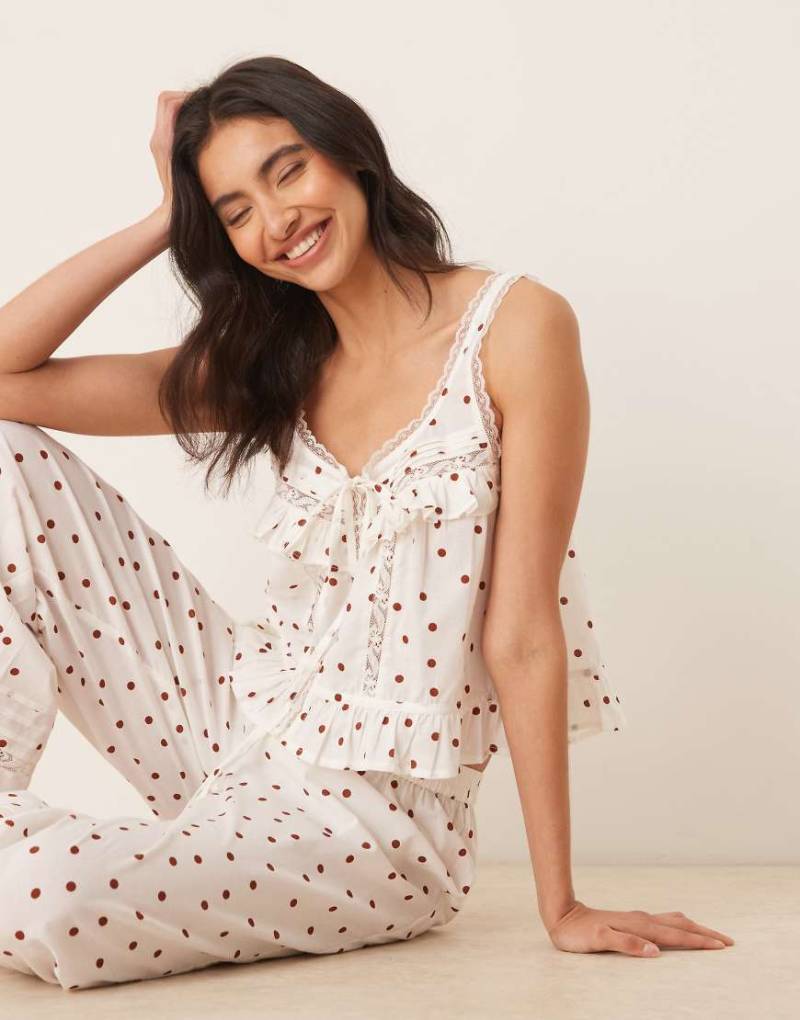 ASOS DESIGN - Pyjama mit Punktemuster bestehend aus Rüschen-Camisole mit Knopfleiste und Hose-Weiß von ASOS DESIGN