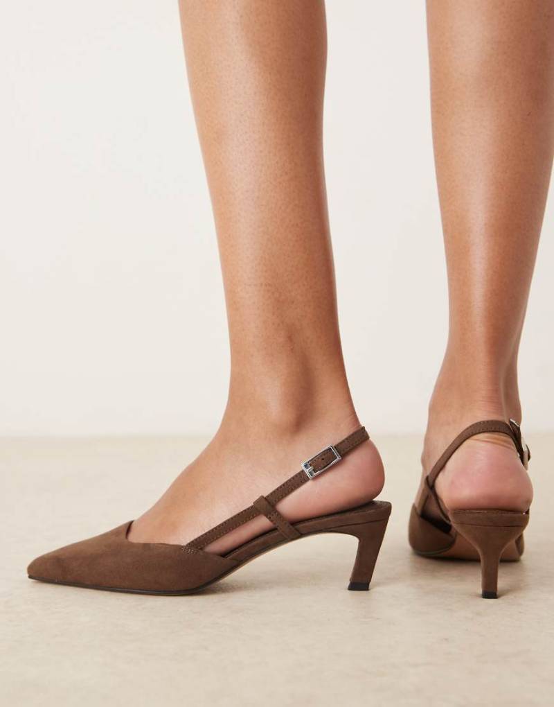 ASOS DESIGN - Shadow - Schuhe aus Wildlederimitat in Schokobraun mit spitzer Zehenpartie und halbhohem Absatz von ASOS DESIGN