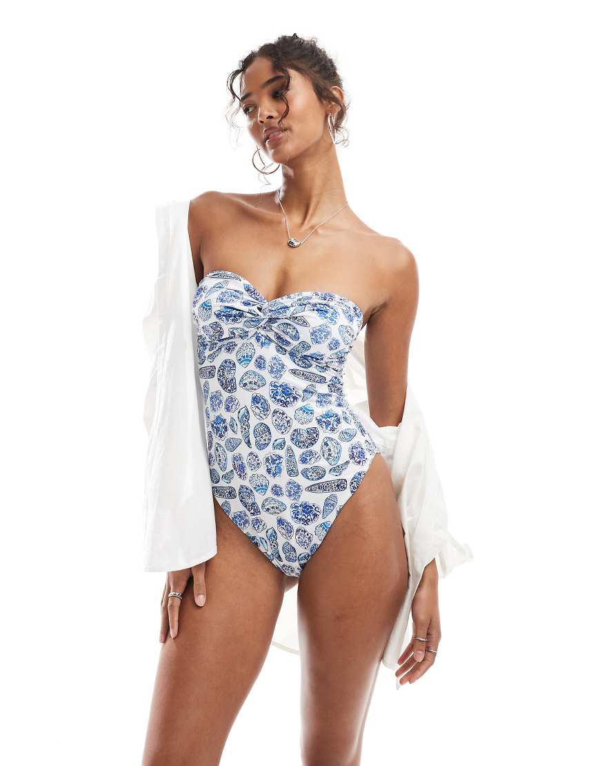 ASOS DESIGN - Shelly - Trägerloser Badeanzug mit Muschelprint-Blau ASOS DESIGN - Shelly - Trägerloser Badeanzug mit Muschelprint-Blau von ASOS DESIGN