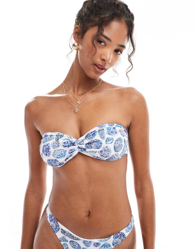 ASOS DESIGN - Shelly - Trägerloses Bikinioberteil mit Muschelmuster und verdrehtem Design-Blau von ASOS DESIGN