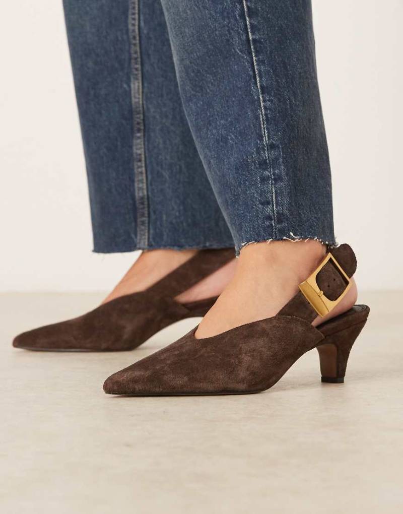ASOS DESIGN - Shiloh - Wildleder-Schuhe in Braun mit großem Schnallendetail, Fersenriemen und Kitten-Absatz-Brown von ASOS DESIGN