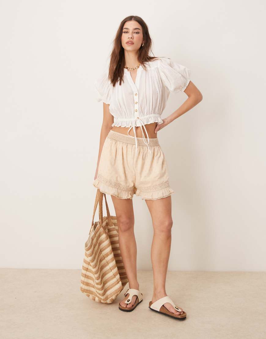 ASOS DESIGN - Shorts aus Dobby-Stoff in antiker Waschung mit Spitzendetail-Neutral ASOS DESIGN - Shorts aus Dobby-Stoff in antiker Waschung mit Spitzendetail-Neutral von ASOS DESIGN