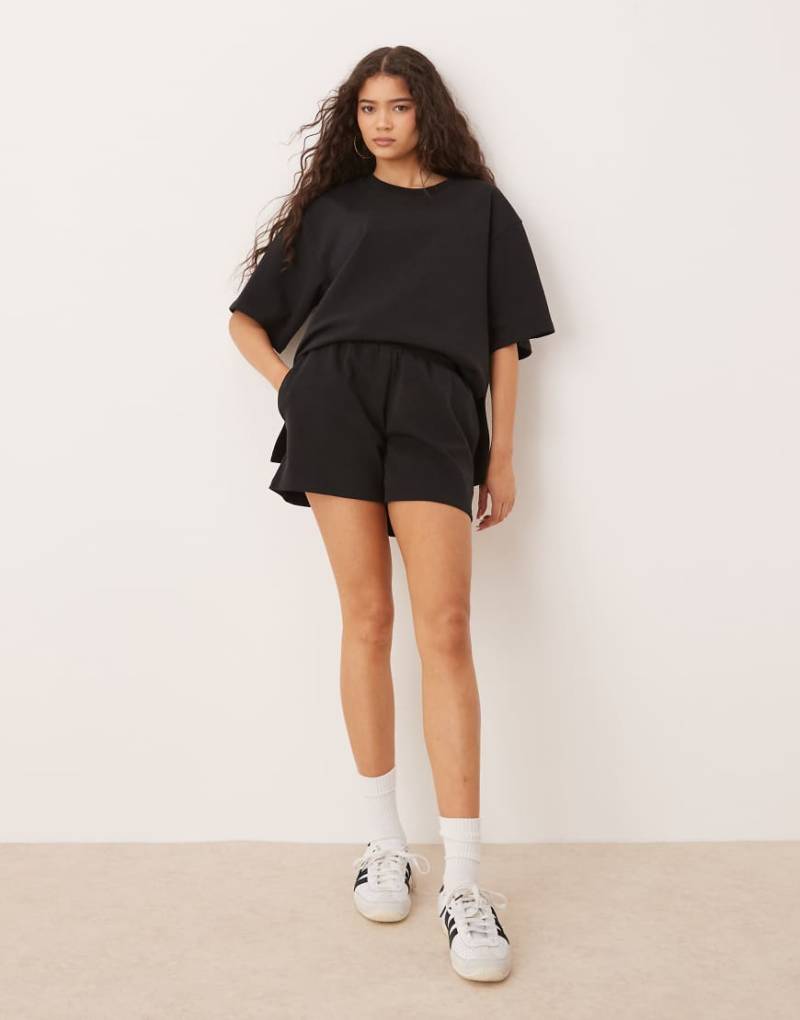 ASOS DESIGN - Shorts aus Interlock-Stoff in Schwarz, Kombiteil ASOS DESIGN - Shorts aus Interlock-Stoff in Schwarz, Kombiteil von ASOS DESIGN
