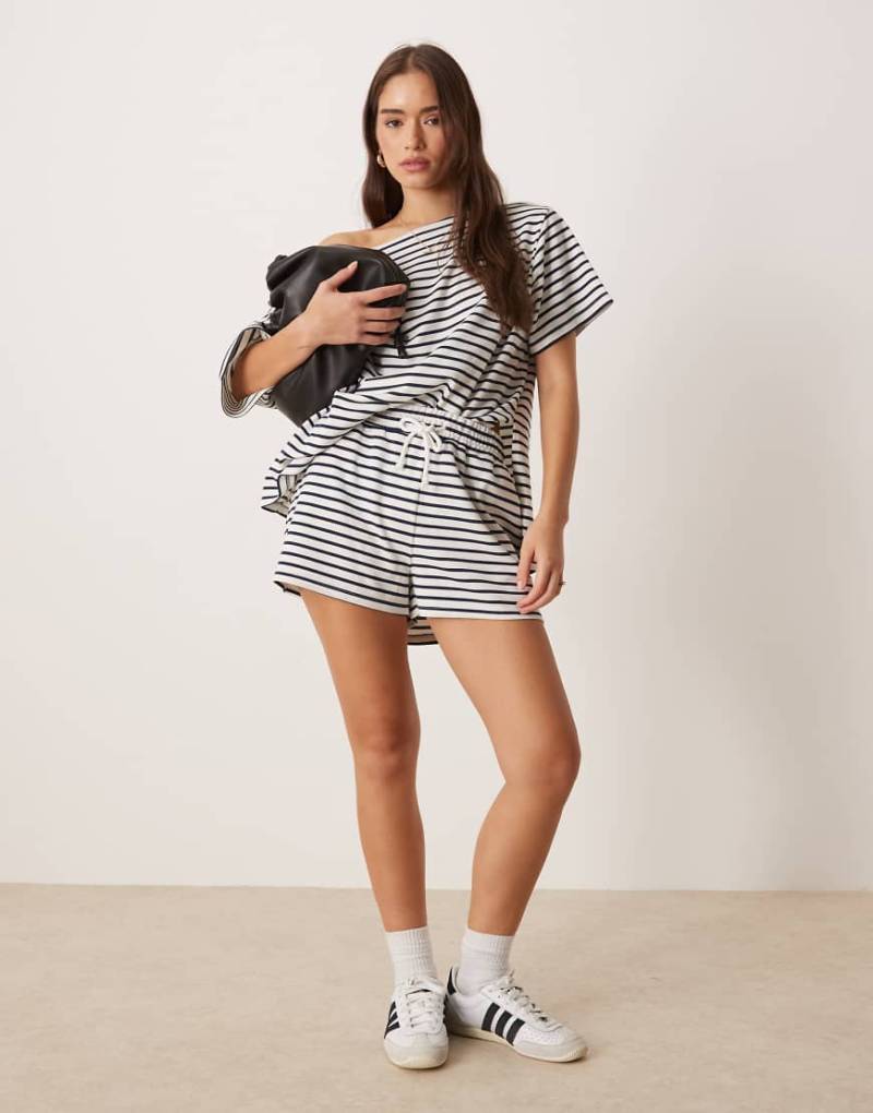 ASOS DESIGN - Shorts aus Interlock in Marineblau und Weiß gestreift, Kombiteil-Bunt von ASOS DESIGN