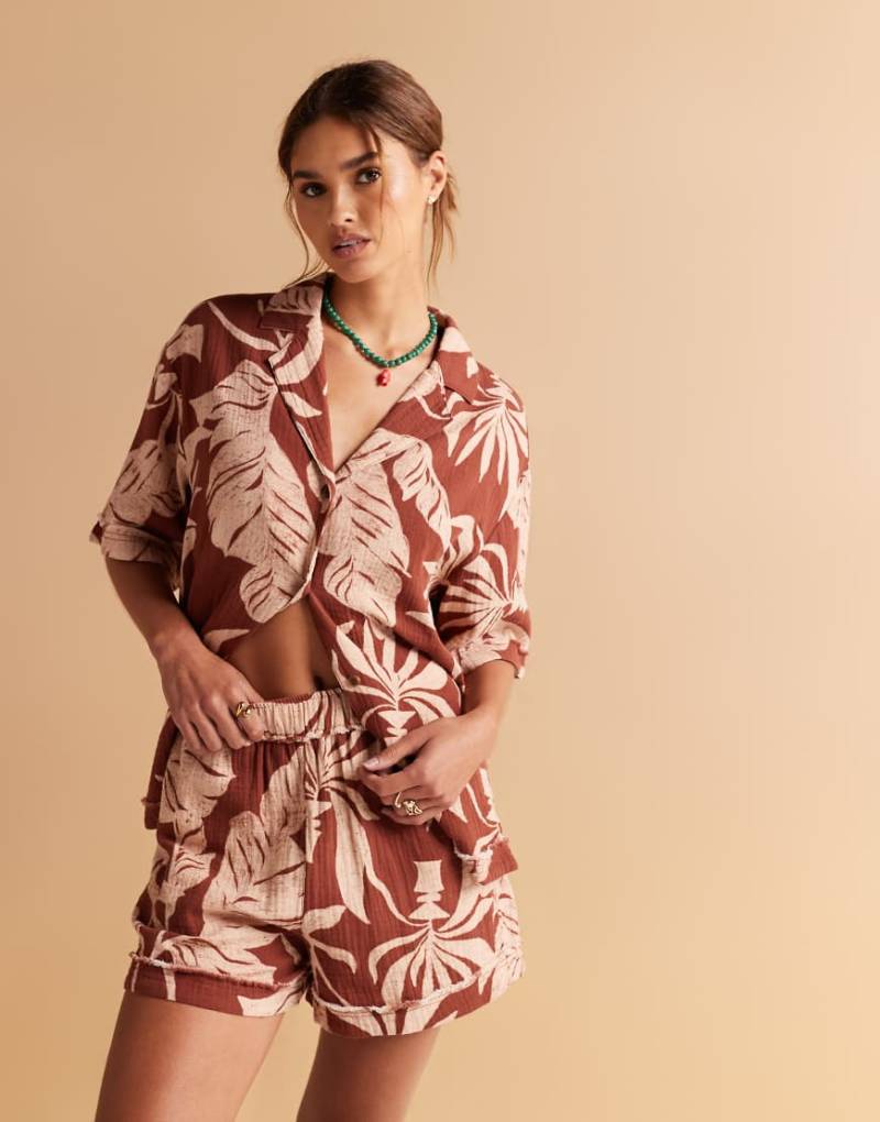 ASOS DESIGN - Shorts aus Musselinstoff mit Palmenprint und offenem Saumdetail, Kombiteil-Bunt von ASOS DESIGN