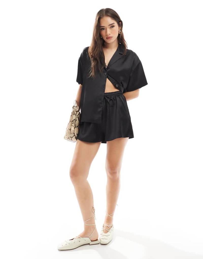 ASOS DESIGN - Shorts aus Satin in Schwarz, Kombiteil ASOS DESIGN - Shorts aus Satin in Schwarz, Kombiteil von ASOS DESIGN