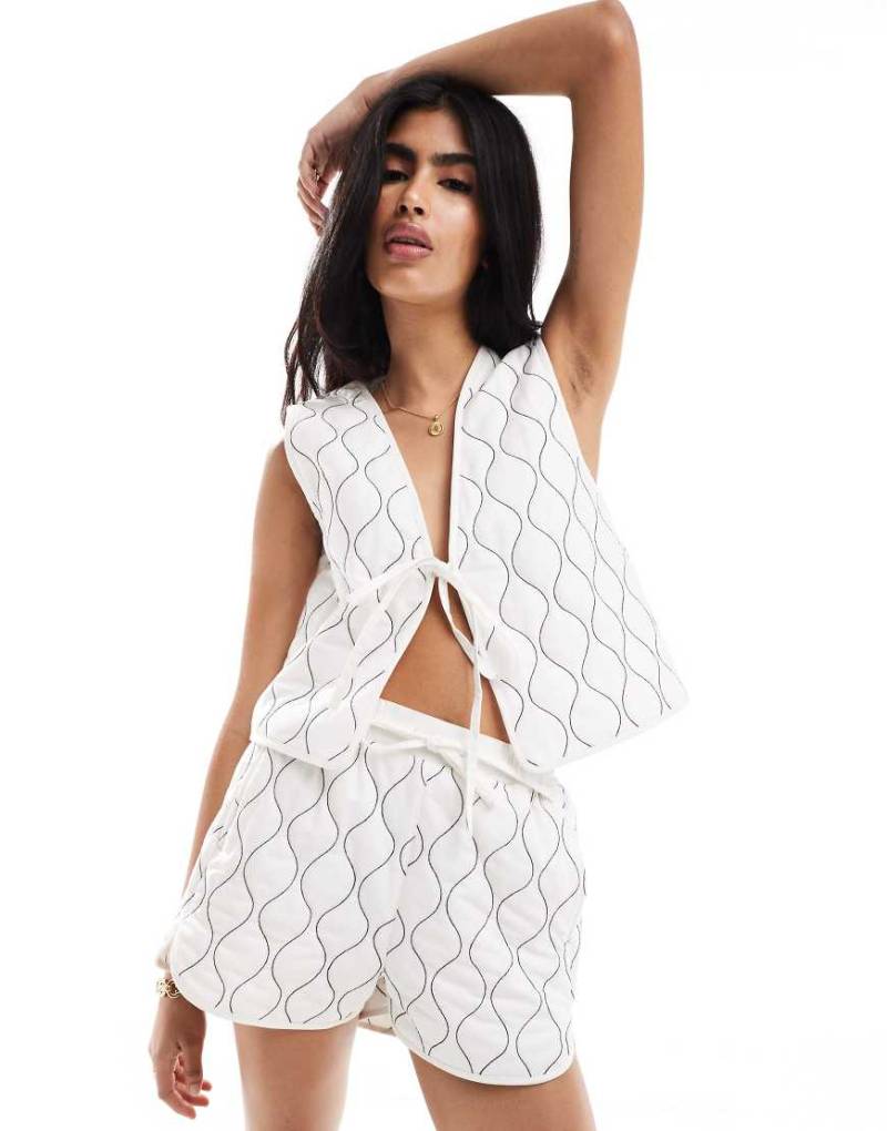 ASOS DESIGN - Shorts im Runner-Stil mit gesteppter Stickerei in Weiß von ASOS DESIGN